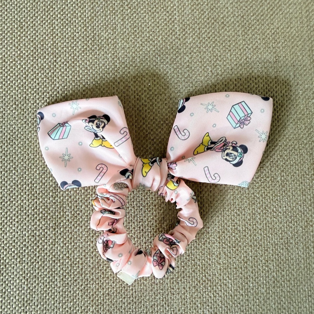 Stoney clover lane Minnie Christmas scrunchie. Kept on display.